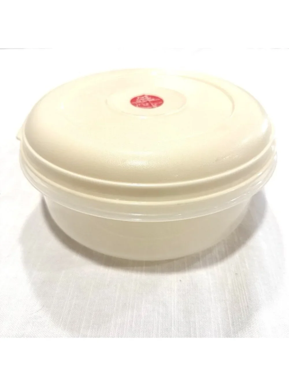 Vintage Rubbermaid Servin’ Saver Round 8” 2.4 Qt #4 Almond Lid Storage Container